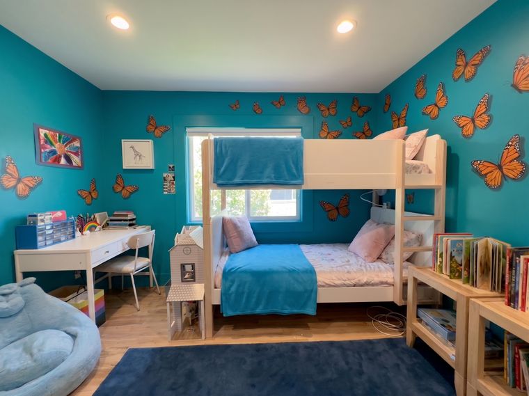 Blue blankets and pink cushions